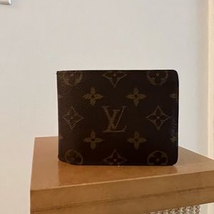 Louis Vuitton men’s wallet. 100% authentic. A great find at a fair price.